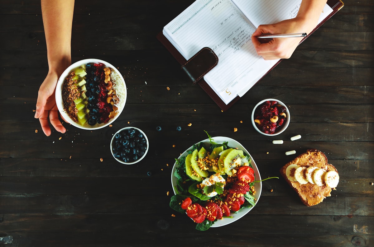 Nutrizionista che prepara un menu equilibrato
